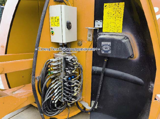 Manitou 120 AETJ-C отсек с гидравлическим блоком