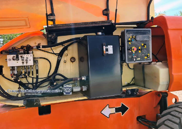 JLG 680S отсек с гидравликой