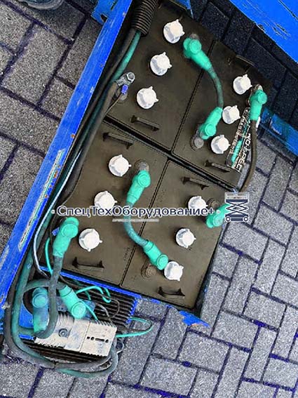 Genie GS-1532 отсек с аккумуляторами